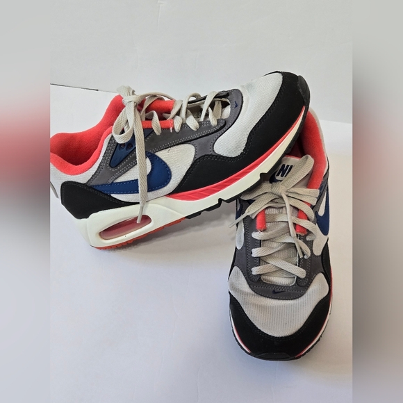 Nike Women's Sneakers - Gray, Blue, and RedSize: Women's US 8.5 / UK 6 / EUR 40 - Picture 7 of 9